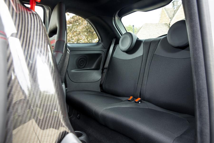 Интерьер Abarth 595 esseesse 2019 года  (UK) (фото 14 из 15)